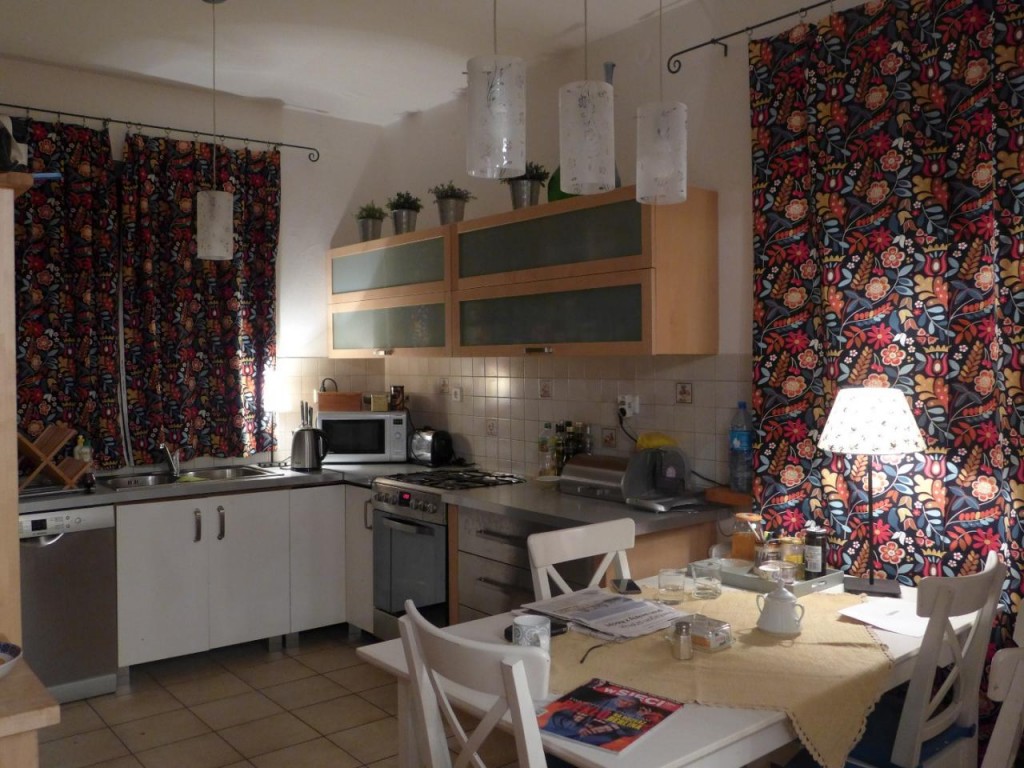 Zasłony w kuchni – sposób na jesienną szarugę 