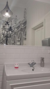 Tapeta graficzna w małej łazience (fot. AHA)