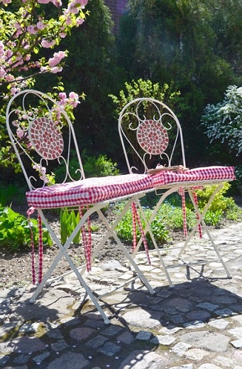 Romantyczne, filigranowe, gięte krzesła ogrodowe