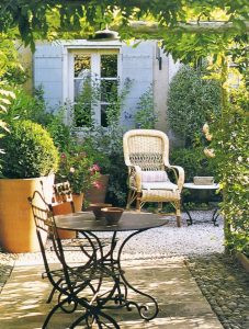 Romantyczne, filigranowe, gięte krzesła ogrodowe