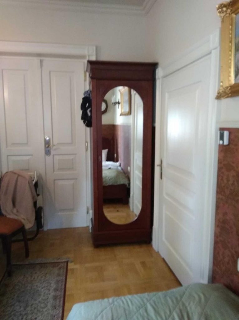Białe klasyczne drzwi