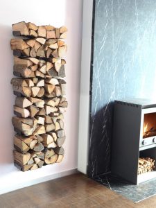 Drewno kominkowe – jak przechowywać je w salonie