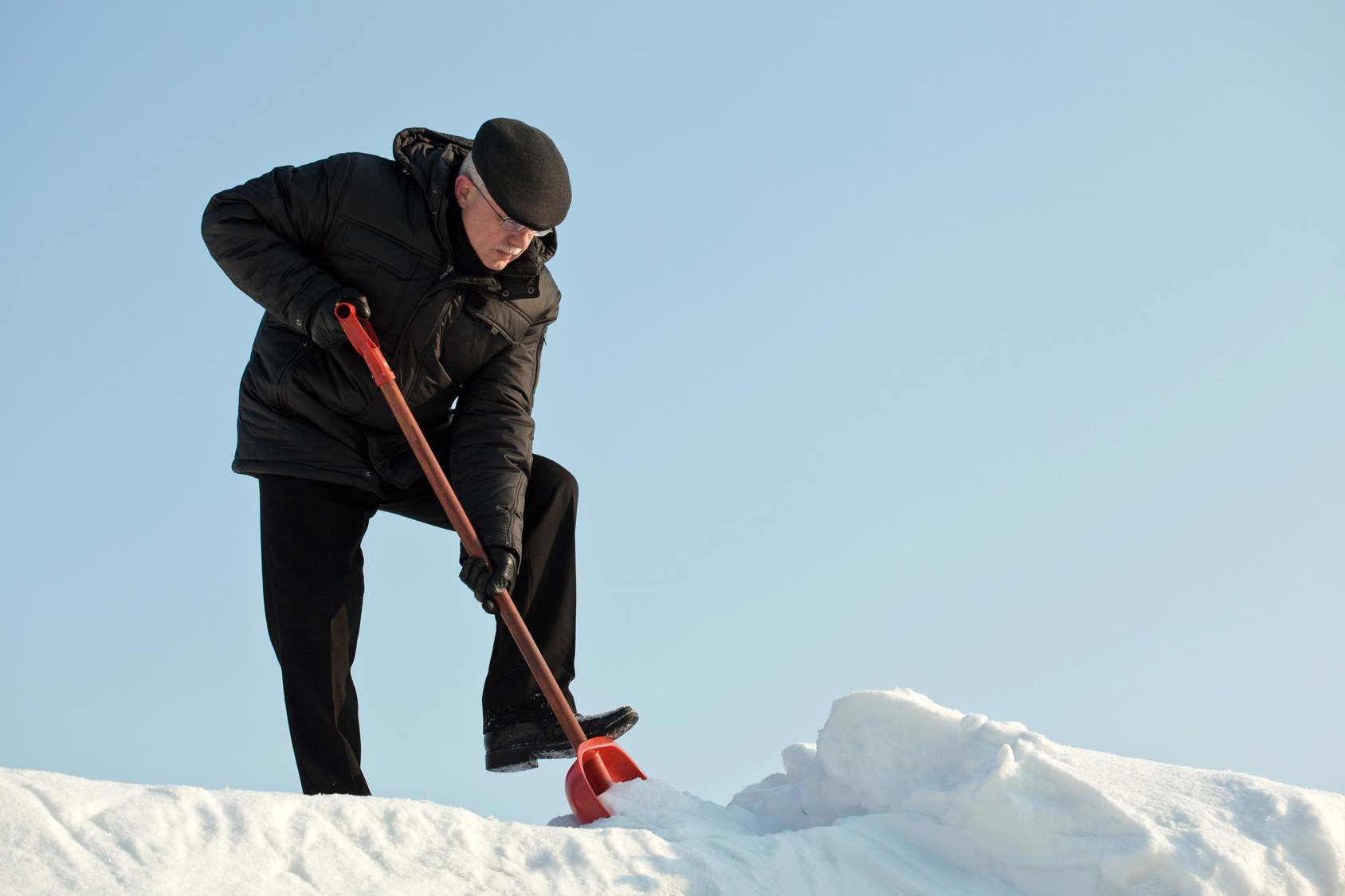 Кидает лопатой. Человек копает снег. Человек с лопатой зимой. Копаю лопатой снежок. Человек убирает снег.
