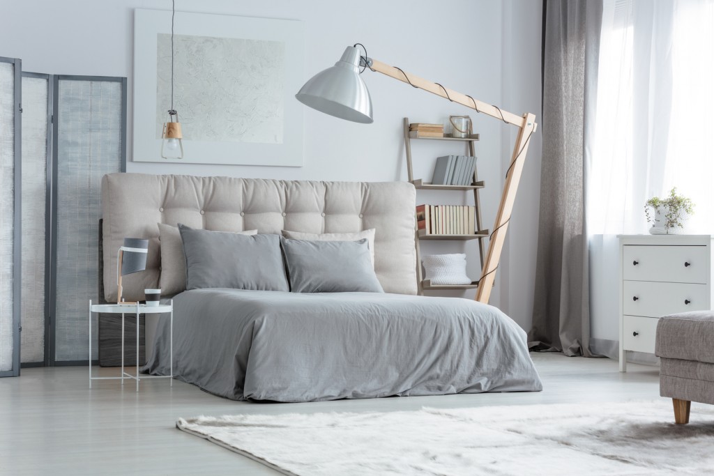Łóżko z miękkim zagłówkiem – dlaczego warto?