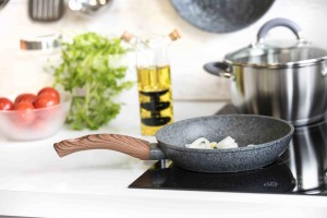 Motyw drewna w kuchni – 4 przydatne akcesoria dla Ciebie