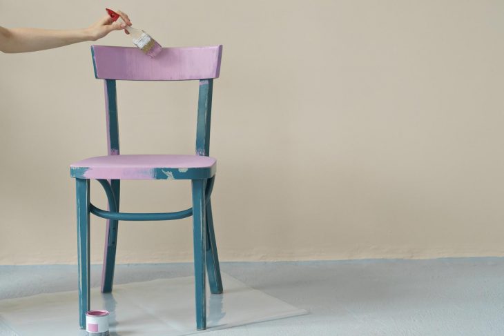Zrób sobie frajdę – pomaluj stare krzesło dobrą farbą!