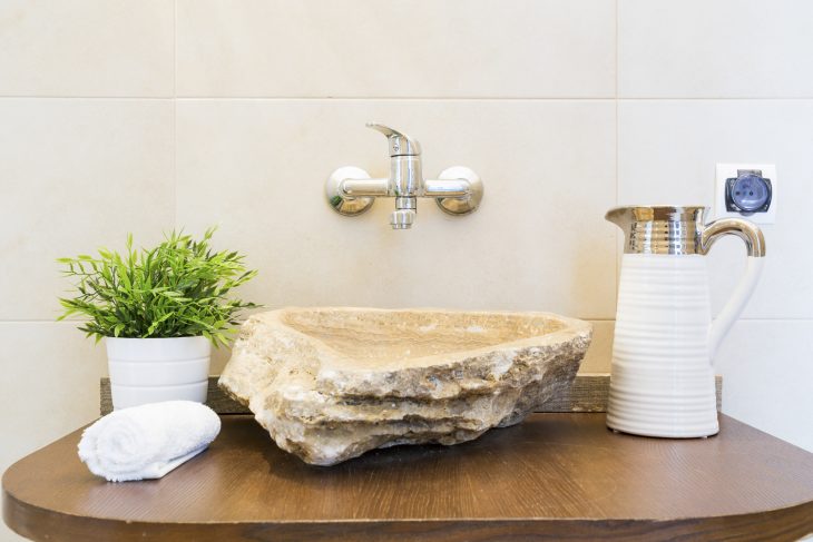 Kamienna umywalka – odrobina luksusu w naturalnej formie