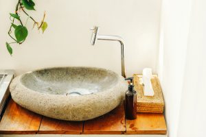 Kamienna umywalka – odrobina luksusu w naturalnej formie