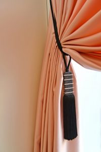 Podwiązki i chwosty – ozdoby do zasłon