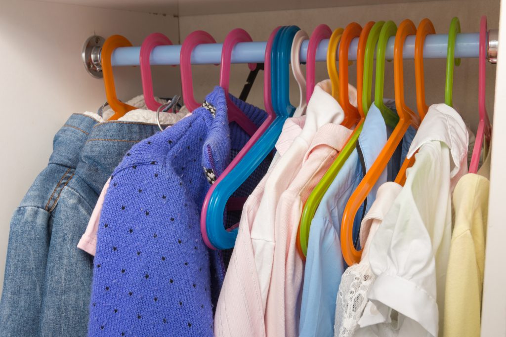 Wieszaki – odpowiednio dobrane ułatwiają przechowywanie garderoby