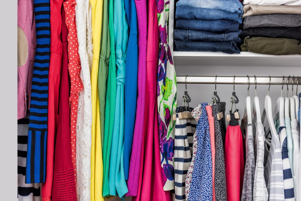 Wieszaki – odpowiednio dobrane ułatwiają przechowywanie garderoby 