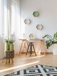 Biurko na koziołkach – rozwiązanie na zmienne potrzeby