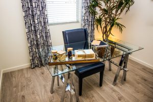 Biurko na koziołkach – rozwiązanie na zmienne potrzeby