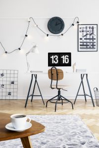 Biurko na koziołkach – rozwiązanie na zmienne potrzeby