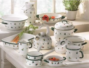 Garnki emaliowane – jakie kupić i jak o nie dbać