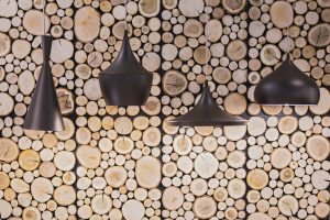 Urok słojów, sęków i spękań – drewno i jego imitacje we wnętrzu