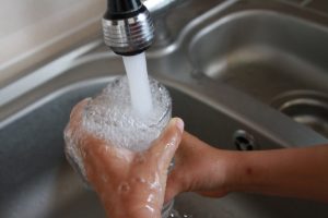 Elektryczny przepływowy ogrzewacz wody – sposób na ciepłą wodę