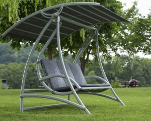 Huśtawki ogrodowe – pobujajmy się leniwie