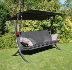 Huśtawki ogrodowe – pobujajmy się leniwie