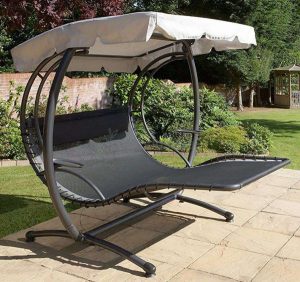 Huśtawki ogrodowe – pobujajmy się leniwie