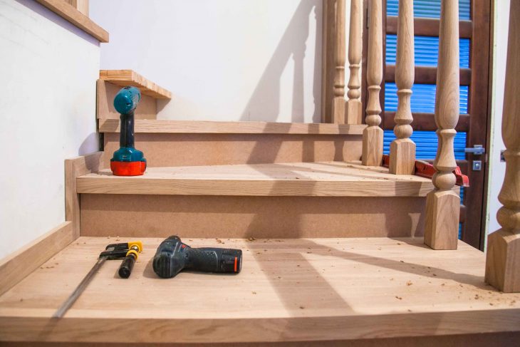 Jak odnowić skrzypiące schody drewniane