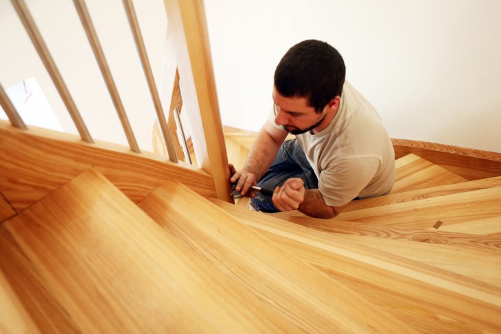Jak naprawić skrzypiące schody drewniane