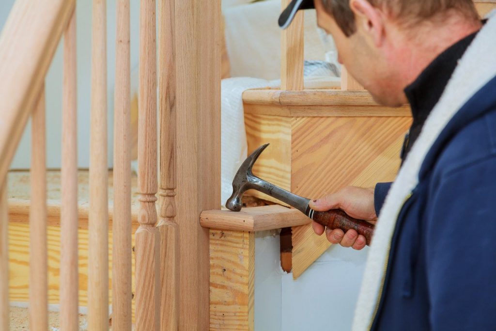 Jak naprawić skrzypiące schody drewniane