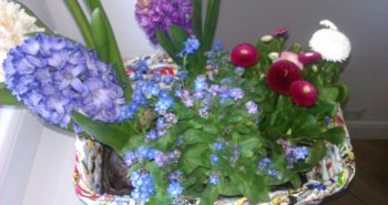 Wiosenne kwiaty w domowych dekoracjach