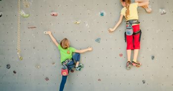 Ścianka wspinaczkowa w pokoju dziecka – sposób na ruch