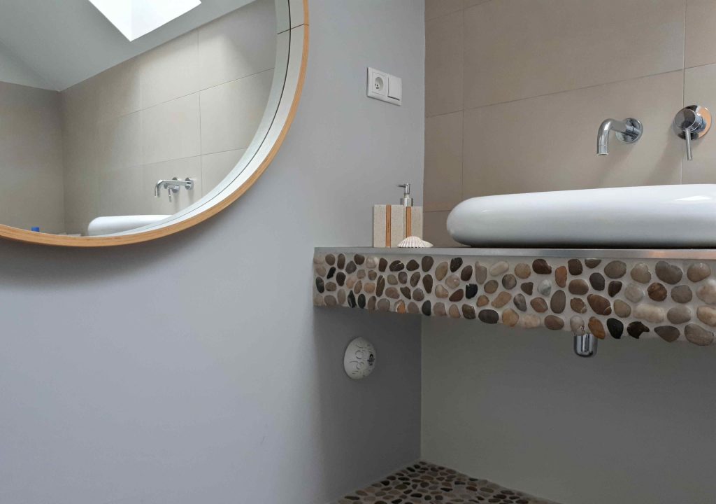 Okrągłe lustro w łazience – dekoracyjny detal