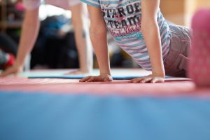 Gimnastyka dla najmłodszych – ćwiczenia, jakie możesz zorganizować pociechom w domu