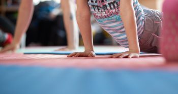 Gimnastyka dla najmłodszych – ćwiczenia, jakie możesz zorganizować pociechom w domu