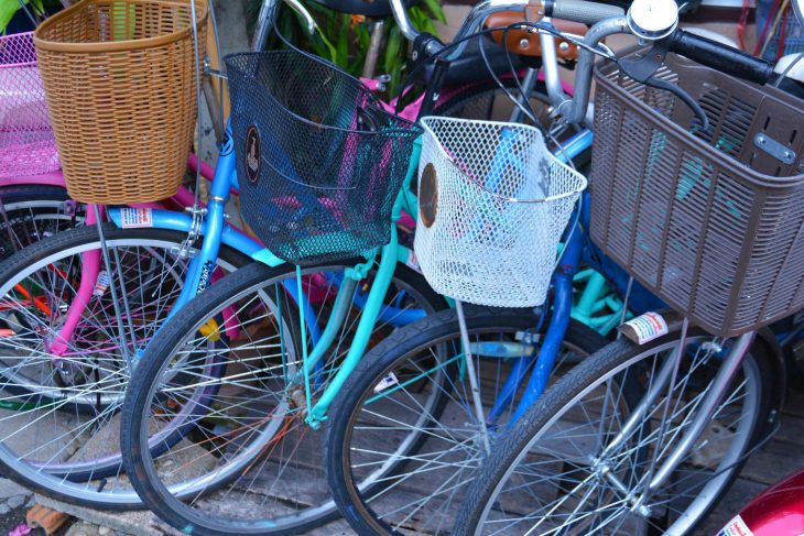 Na zakupy rowerem – funkcjonalne kosze na kierownicę i bagażnik
