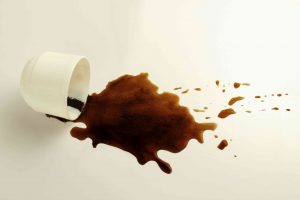 Plamy z kawy – jak je usunąć z kanapy
