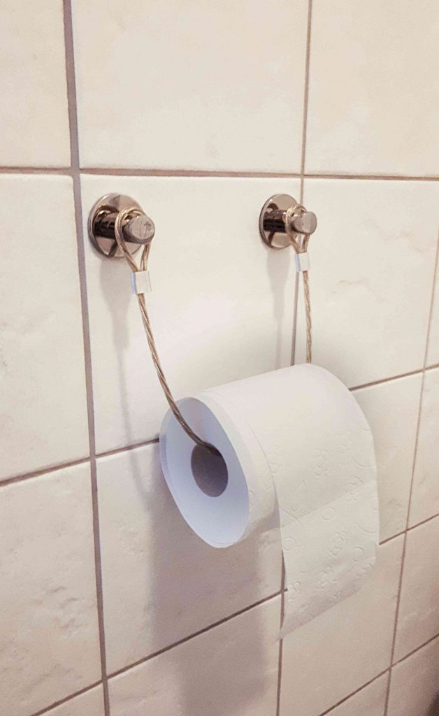 Industrialny uchwyt na papier toaletowy – DIY