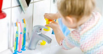 Bezpieczna łazienka dla dziecka – o co należy zadbać